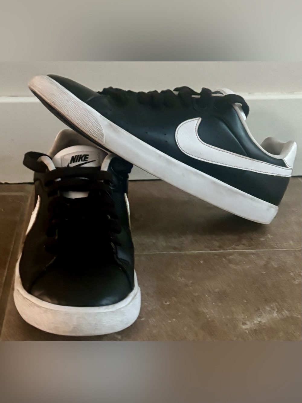 Nike Women’s Court Tour Skinny Leather (Size 9.5)